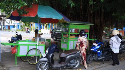 Es Kelapa Muda dan Rujak Toraranga Jadi Andalan