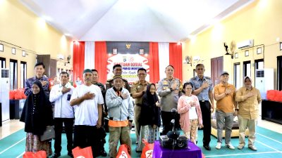 Kapolres Parigi Moutong Bagikan Paket Sembako Bagi Lansia