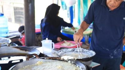 Pisang Goreng Pinggir Jalan Yang Tidak Pernah Sepi
