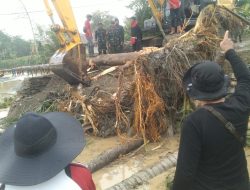 Relawan Ahmad Ali Kerahkan Alat Berat Hingga Bangun Dapur Umum di Lokasi Banjir Parigi Moutong