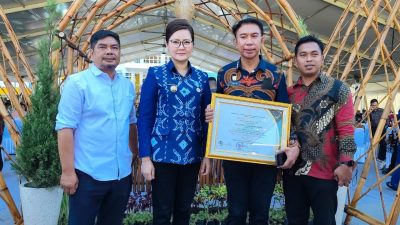 Bupati Poso Terima Lencana Bhakti Desa di Gelar Teknologi Tepat Guna Nusantara 2024