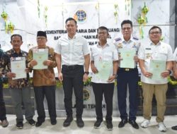 Menteri AHY Serahkan Sertifikat Tanah Bagi Ratusan Korban Bencana di Palu