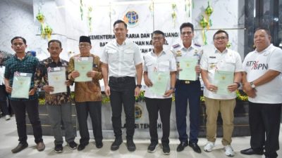 Menteri AHY Serahkan Sertifikat Tanah Bagi Ratusan Korban Bencana di Palu