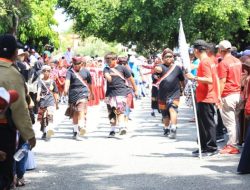 Peringati Hardiknas 2024, Pj Bupati Parigi Moutong Melepas Peserta Gerak Jalan Tingkat SD dan SMP