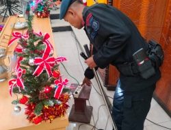 Brimob Polda Sulteng Sterilisasi Gereja untuk Amankan Perayaan Natal di Palu