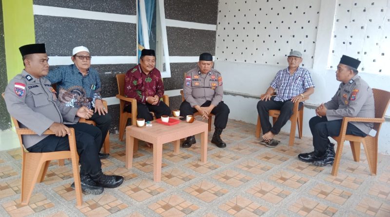 tim Da’i Polri melaksanakan kegiatan Sambang dan Silaturahmi dengan tokoh masyarakat. Foto: Humas Polres Parimo