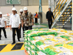 Presiden Jokowi Salurkan Bantuan Beras di Sukoharjo: Respons Terhadap Kenaikan Harga Global