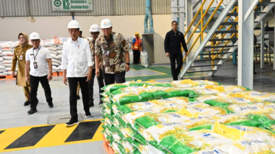 Presiden Jokowi Salurkan Bantuan Beras di Sukoharjo: Respons Terhadap Kenaikan Harga Global