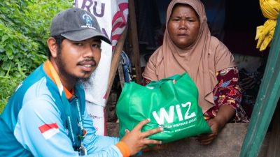 Setitik Harapan di Gubuk Spanduk: Bantuan WIZ Parigi untuk Rolina dan Anaknya
