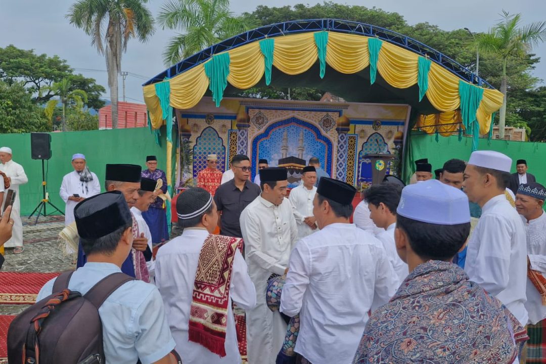 Bupati Parigi Moutong Gelar Sholat Idul Adha dan Serahkan Hewan Kurban ke Masyarakat