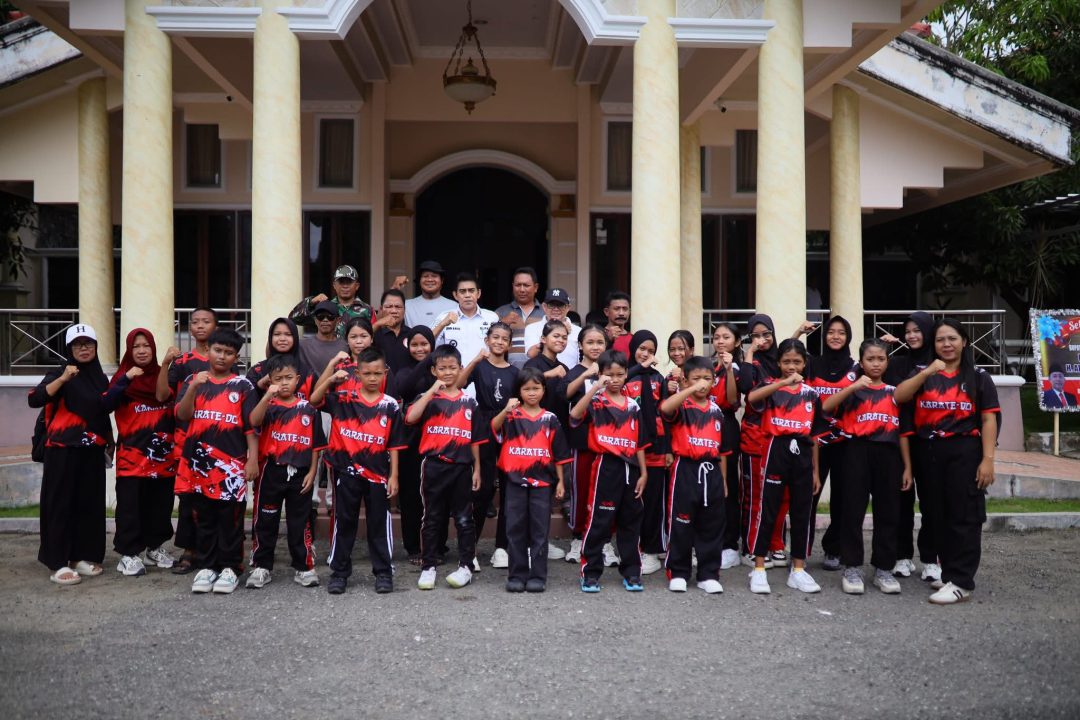 Jaga Sportivitas! Pesan Bupati Parimo Saat Lepas Tim Karate LEMKARI