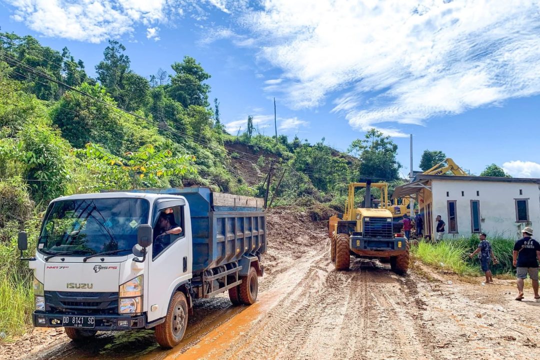 Tanah Longsor Tutup Total Jalan Poros Kolonodale-Ganda-Ganda, Akses Transportasi Lumpuh