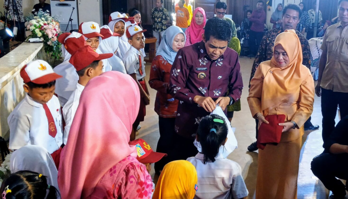 Dukung Pendidikan Setara, Pemda Parigi Moutong Bagikan Seragam Gratis