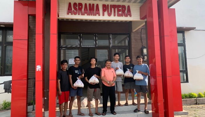 Peduli Mahasiswa, Wabup Parimo Salurkan Sembako ke Asrama Palu