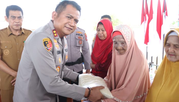 HUT ke-75 Polairud, Pemkab Parimo dan Polairud Salurkan Bantuan Beras untuk Warga Pesisir