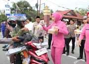 Jajaran Polres Parigi Moutong Turun ke Jalan Berbagi Takjil