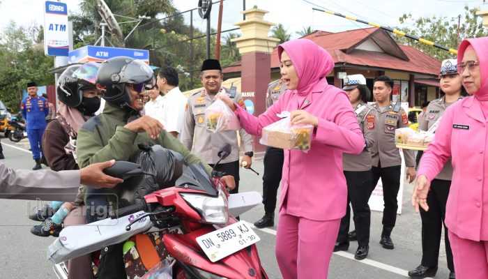 Jajaran Polres Parigi Moutong Turun ke Jalan Berbagi Takjil