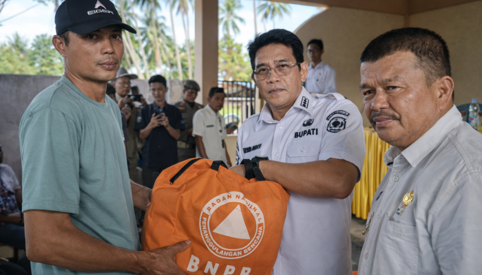 Bupati Erwin Burase Temui Petani Terdampak, Salurkan Bantuan Karhutla di Parigi Utara