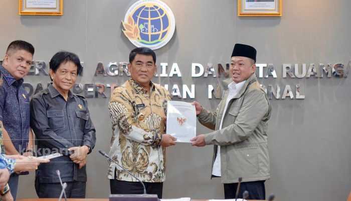 Menteri ATR/BPN Serahkan Persetujuan RTRW Sulawesi Utara 2025–2044, Tekankan Sinkronisasi Daerah