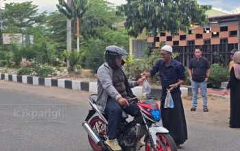 Sambut Ramadan, Waka I DPRD Parigi Moutong dan Kader NasDem Bagikan Takjil