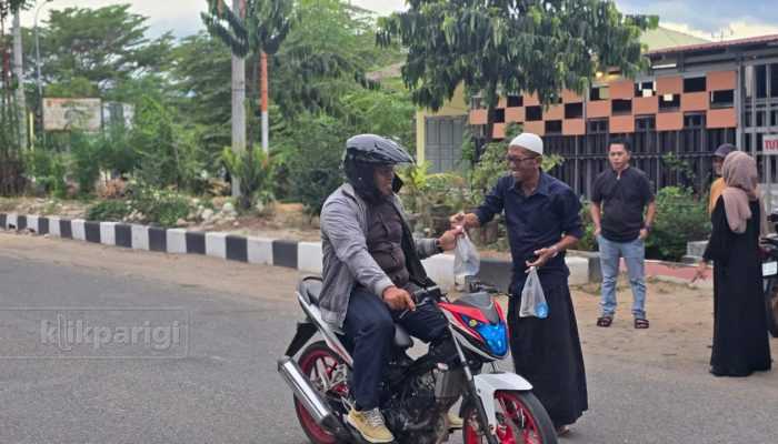 Sambut Ramadan, Waka I DPRD Parigi Moutong dan Kader NasDem Bagikan Takjil