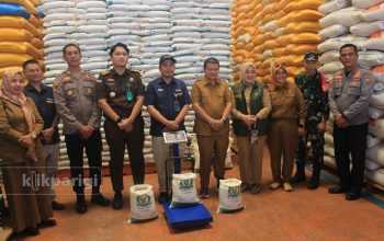 Pastikan Tepat Sasaran, Wabup Parigi Moutong Awasi Penyaluran Bantuan Beras