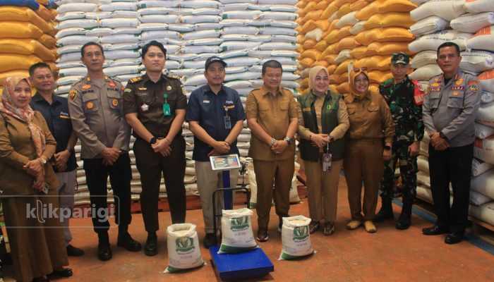 Pastikan Tepat Sasaran, Wabup Parigi Moutong Awasi Penyaluran Bantuan Beras