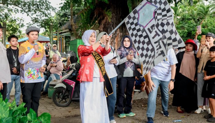 Bunda PAUD Parimo Dorong Kreativitas Anak Lewat Karnaval Hardiknas