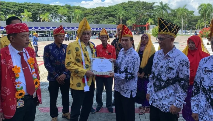 Dedikasi Guru Pedalaman Parimo Diganjar Penghargaan Hardiknas 2026