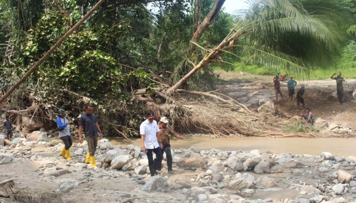 Erwin Burase Tinjau Banjir Toboli Barat, Air Bersih Jadi Prioritas Utama