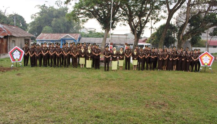 Ziarah ke TMP Bahagia, Kejari Parimo Teguhkan Semangat Pengabdian di Hari Lahir Kejaksaan