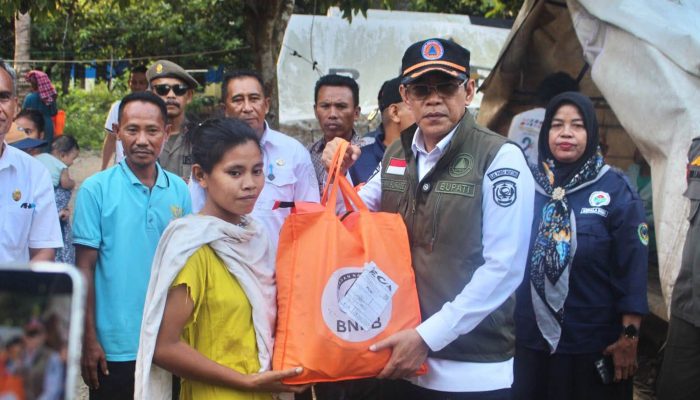 Dampak Banjir Toribulu, Bupati Erwin Serahkan Bantuan dan Cek Kondisi Pengungsi