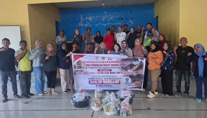 Peduli Korban Banjir Avolua, Iswara dan Sekretariat DPRD Parimo Bagikan Sembako